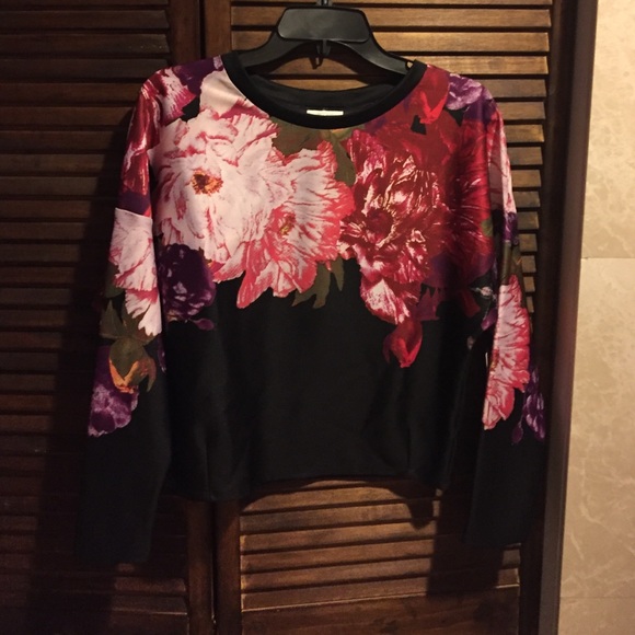 NEW Bisou bisou silky floral sweater