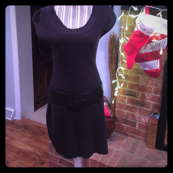 Cute lite sweater dress w Belt