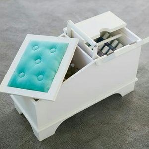 Manicure/pedicure pedestal