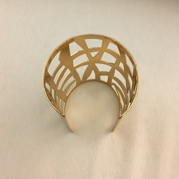 H&M beautiful and modern cuff bracelet - Picture 3 of 3