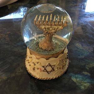 Musical Chanukah globe