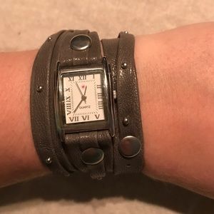NWOT gray wrap around watch
