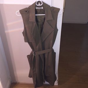 Olive green sleeveless trench w/belt and pockets