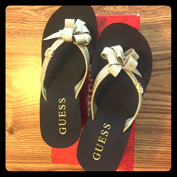 💕NWT Guess glittery-gold wedge fiip-flop.