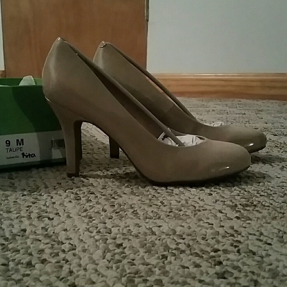Kelly and katie nude pumps