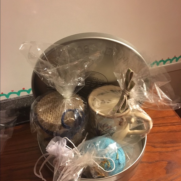 Bath bombs, scrubs, soaps & tea cup candles. - Picture 3 of 4