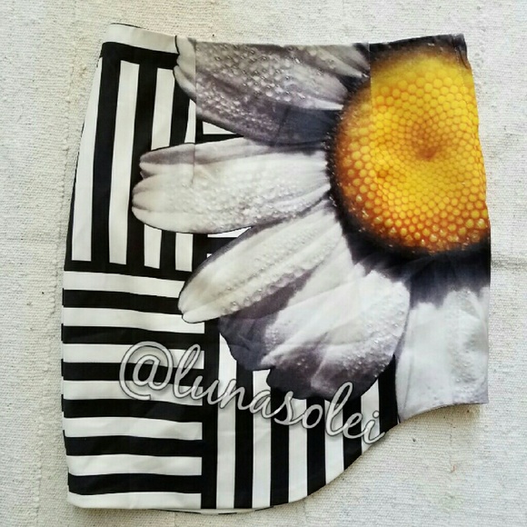 3/$30 LF Black White Stripe Daisy Bodycon Skirt - Picture 2 of 4