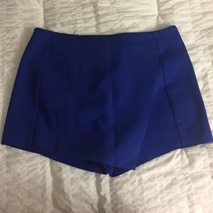Dressy Express shorts with skirt flap in front