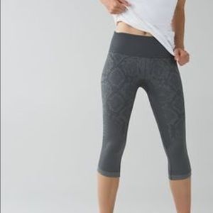 Lululemon in the flow crop