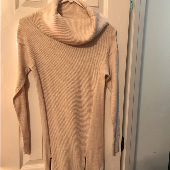 Ivory dress/tunic with zippers at the bottom.