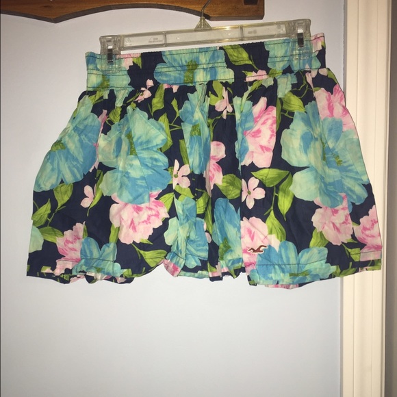 Adorable navy blue  floral skirt