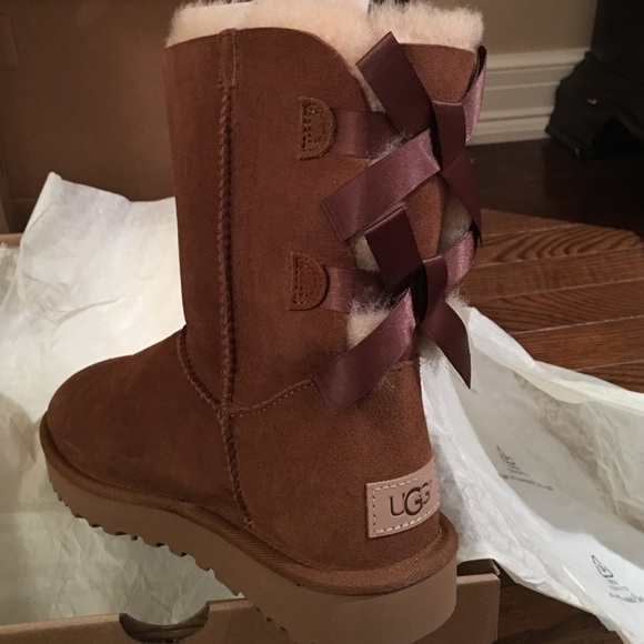 Brand new UGGS bailey bow chestnut size 7