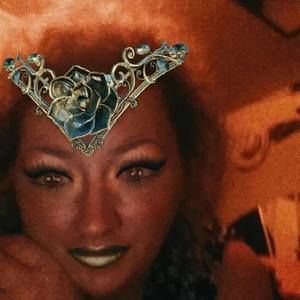 Meet your Posher, Carrie