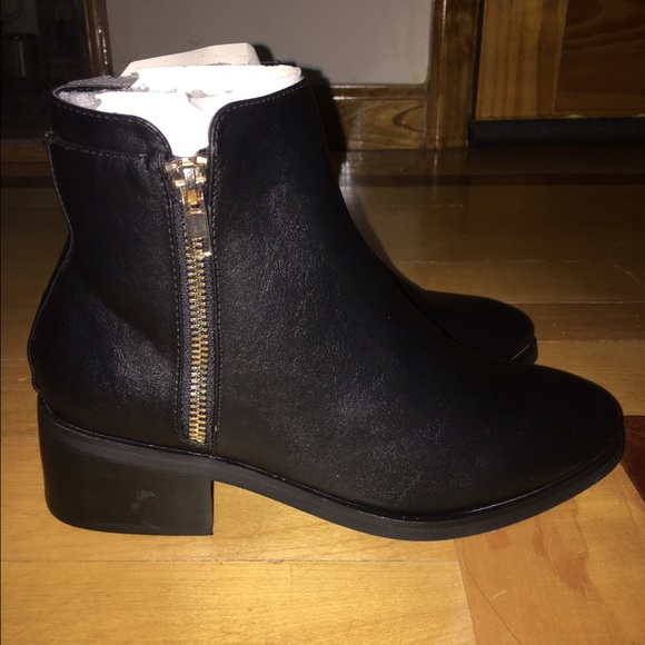 Black flat boots
