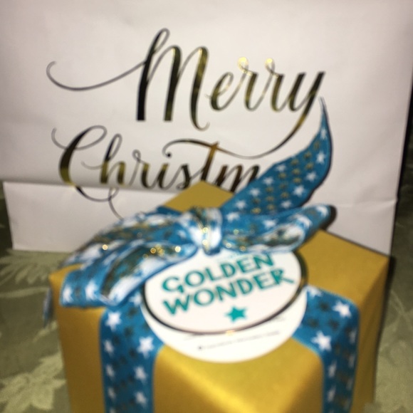 Lush Golden Wonder bath bomb and bubbly shower jel