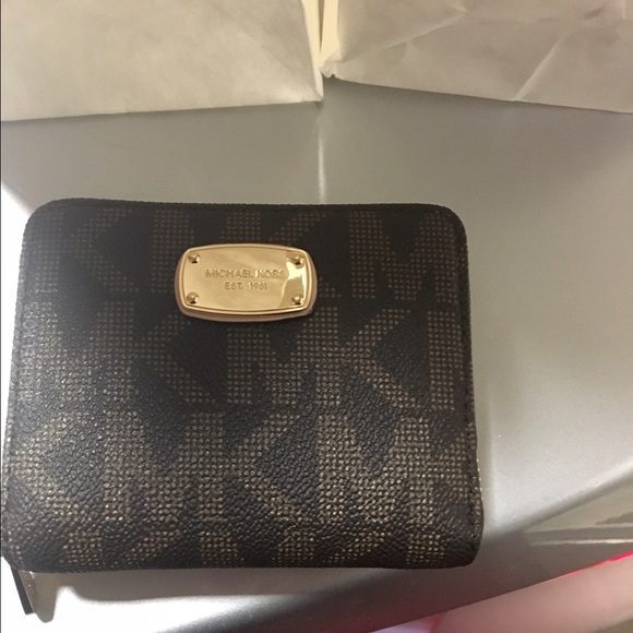 Authentic Michael Kors wallet - Picture 1 of 1