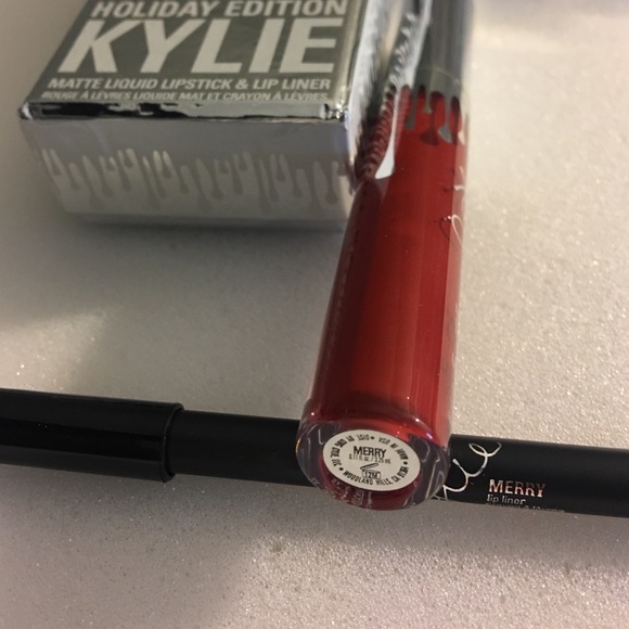 KYLIE COSMETICS merry lip kit. SOLD - Picture 3 of 4