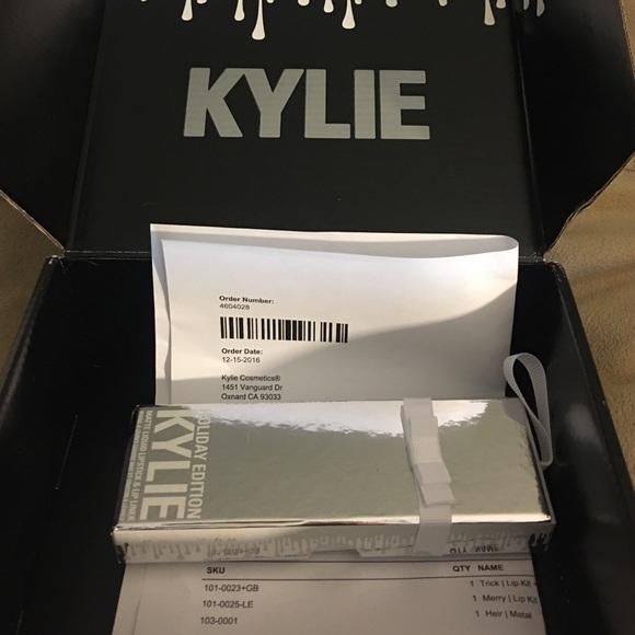 KYLIE COSMETICS merry lip kit. SOLD - Picture 4 of 4