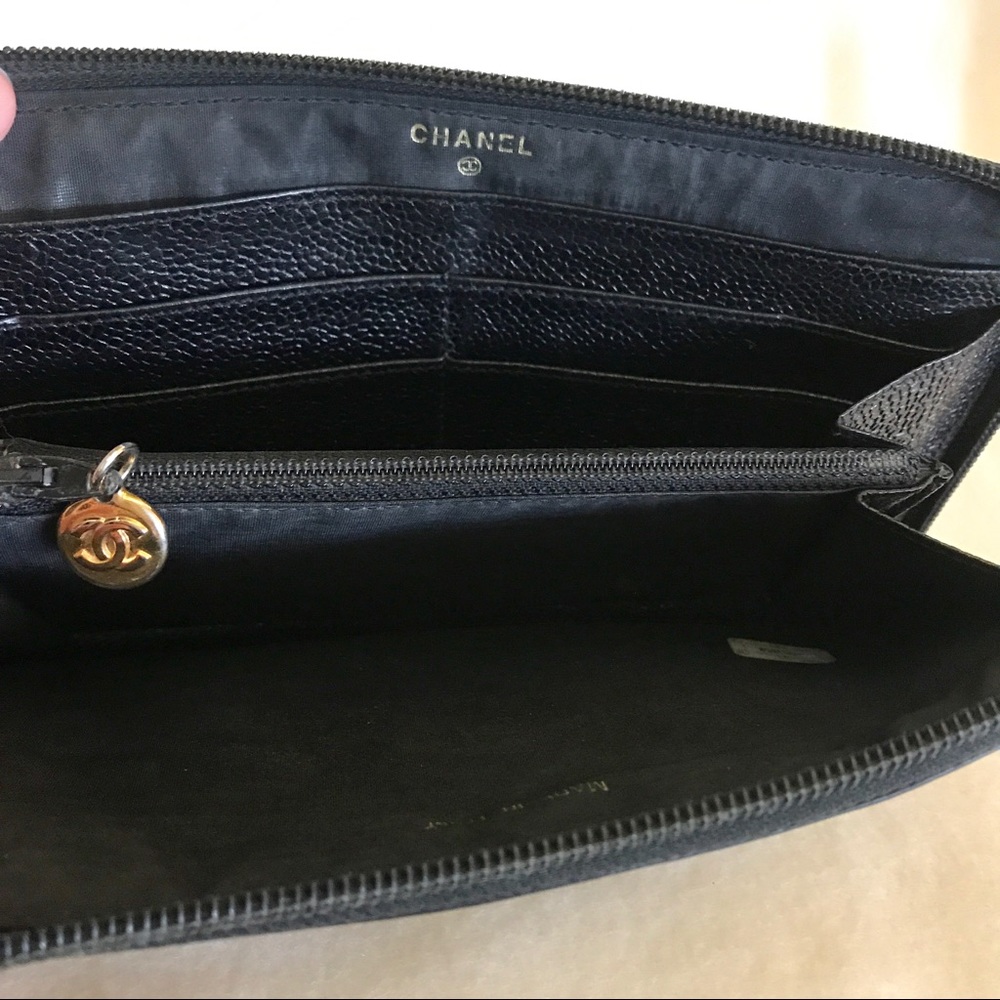 ⭐️SOLD⭐️Authentic Vintage Chanel Caviar Wallet - Picture 5 of 8