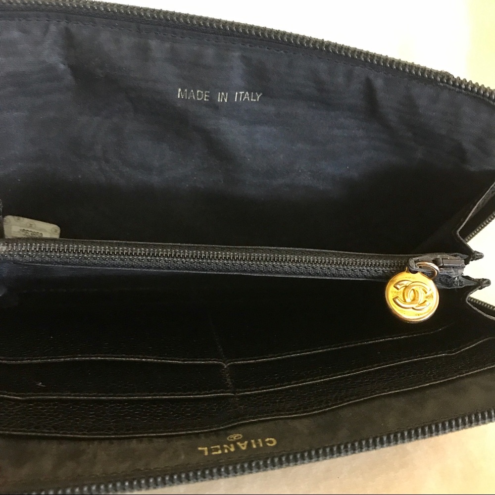 ⭐️SOLD⭐️Authentic Vintage Chanel Caviar Wallet - Picture 6 of 8