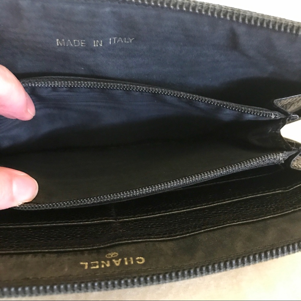 ⭐️SOLD⭐️Authentic Vintage Chanel Caviar Wallet - Picture 7 of 8