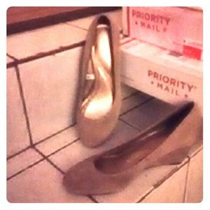 Flats close toe shoe with a small heel