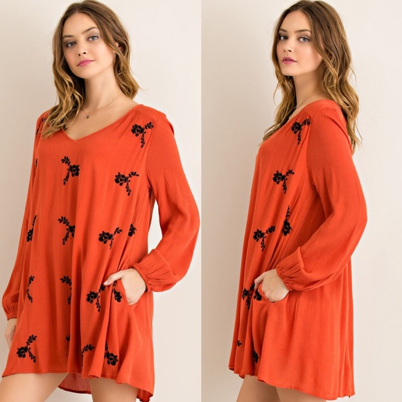 ‼️SALE‼️Floral Embroidery Cutout Back Shift Dress - Picture 2 of 4