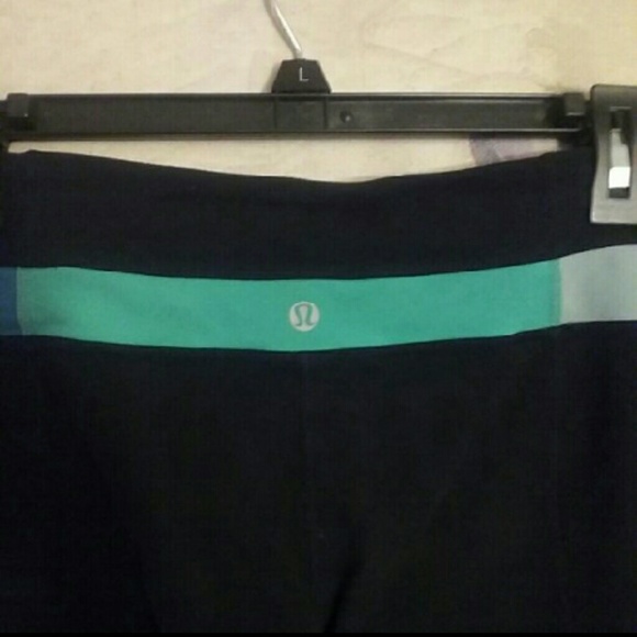 2-N-1 LULULEMON REVERSIBLE GROOVE CROPS SIZE 6 - Picture 2 of 4