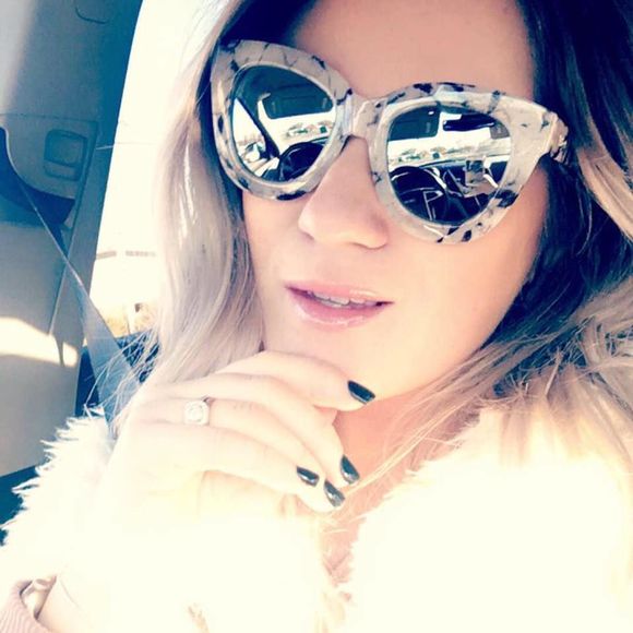 Meet your Posher, Elise - Picture 1 of 1