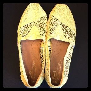 Yellow Lace Toms