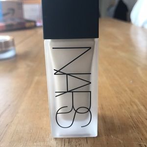NARS All Day Luminous Weightless in Siberia