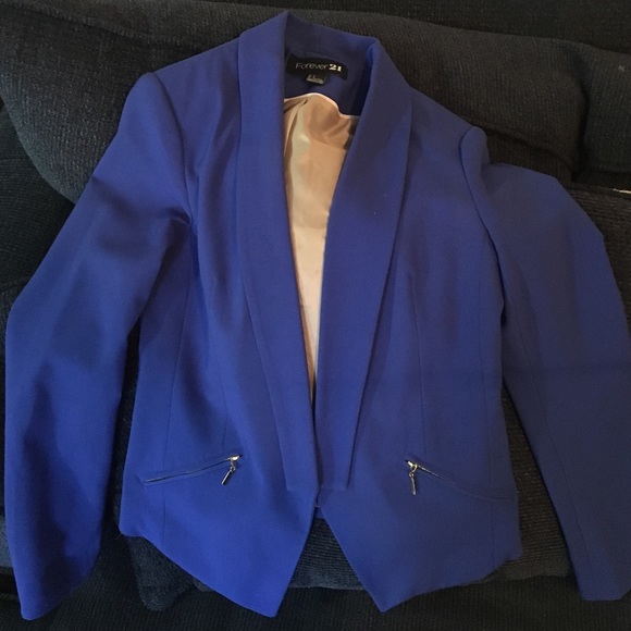 super cute blue blazer! Perfect for a night out!!