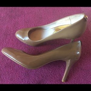 Michael Kors 10M Beige Pumps