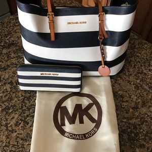 Michael Kors Purse with matching Wallet
