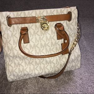 Logo Michael Kors purse