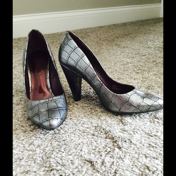 Jessica Simpson silver patch heels - Picture 3 of 4