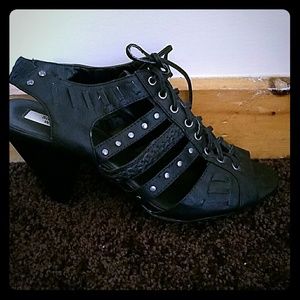 Black strappy simply vera vera wang shoes