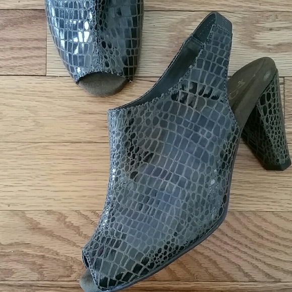 Viva green fabric peep toe heels.