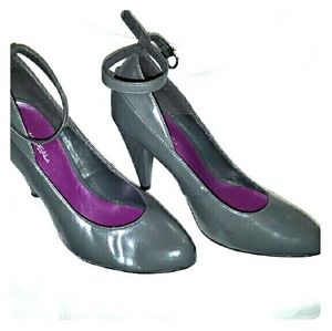 XAppeal Gray pumps with 4in heel
