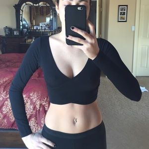 Black long sleeve crop top