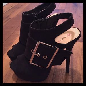 Adorable heels w/ large buckle detail! Never worn!