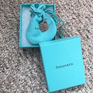 Tiffany "I love you" notes pendant and chain!💙