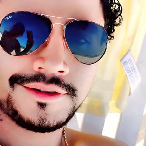 Meet your Posher, Rrenzo