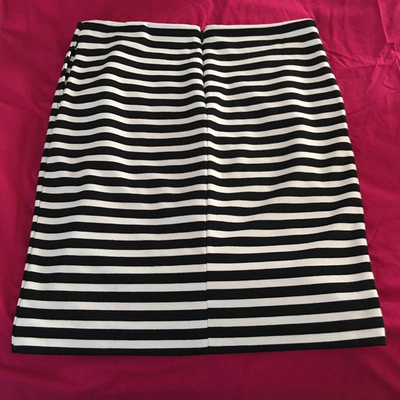Black and white striped skirt w pockets - Picture 2 of 4