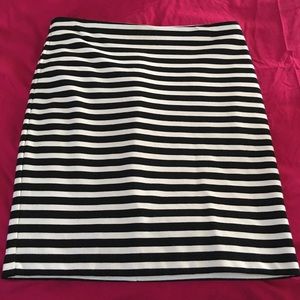 Black and white striped skirt w pockets
