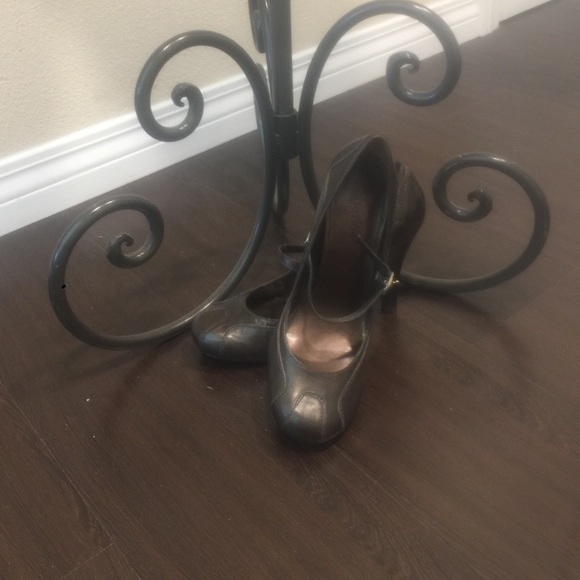 Shoes - Picture 1 of 4