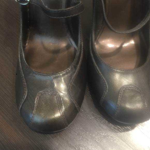 Shoes - Picture 4 of 4