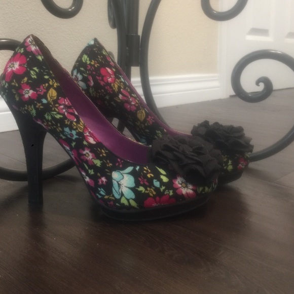 Shoes - Picture 2 of 4