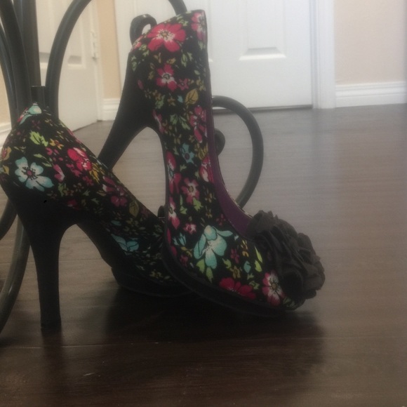 Shoes - Picture 3 of 4