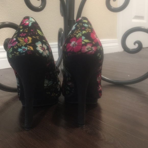 Shoes - Picture 4 of 4